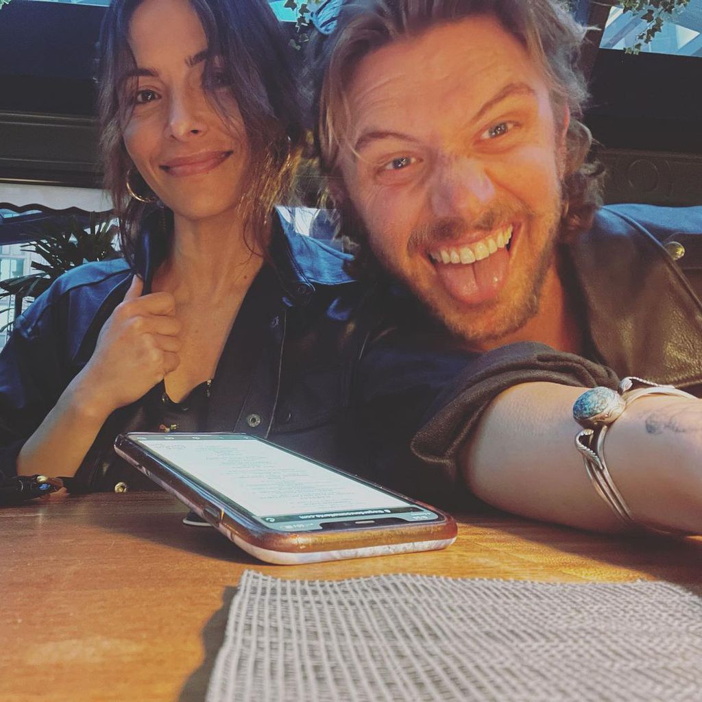 Sarah Shahi und Adam Demos im Mai 2021