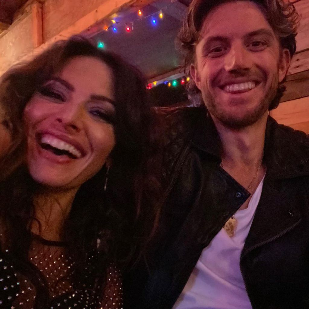 Sarah Shahi und Adam Demos am Set von "Sex/Life"