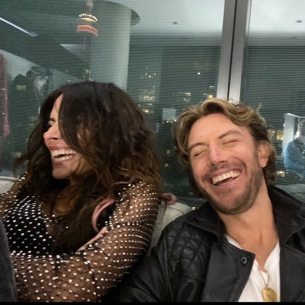 Sarah Shahi und Adam Demos am Set von "Sex/Life"