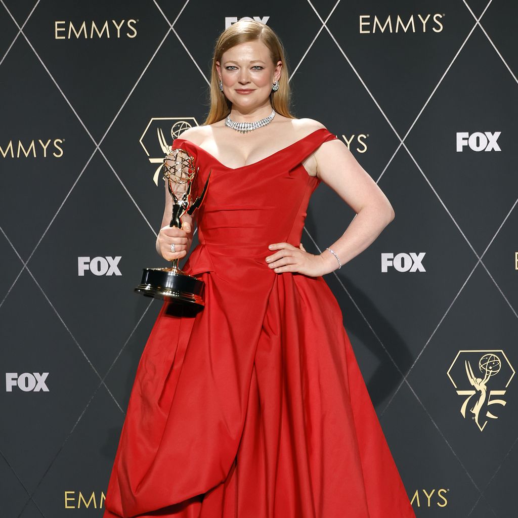 Sarah Snook mit ihrem Emmy als Beste Schauspielerin in "Succession"
