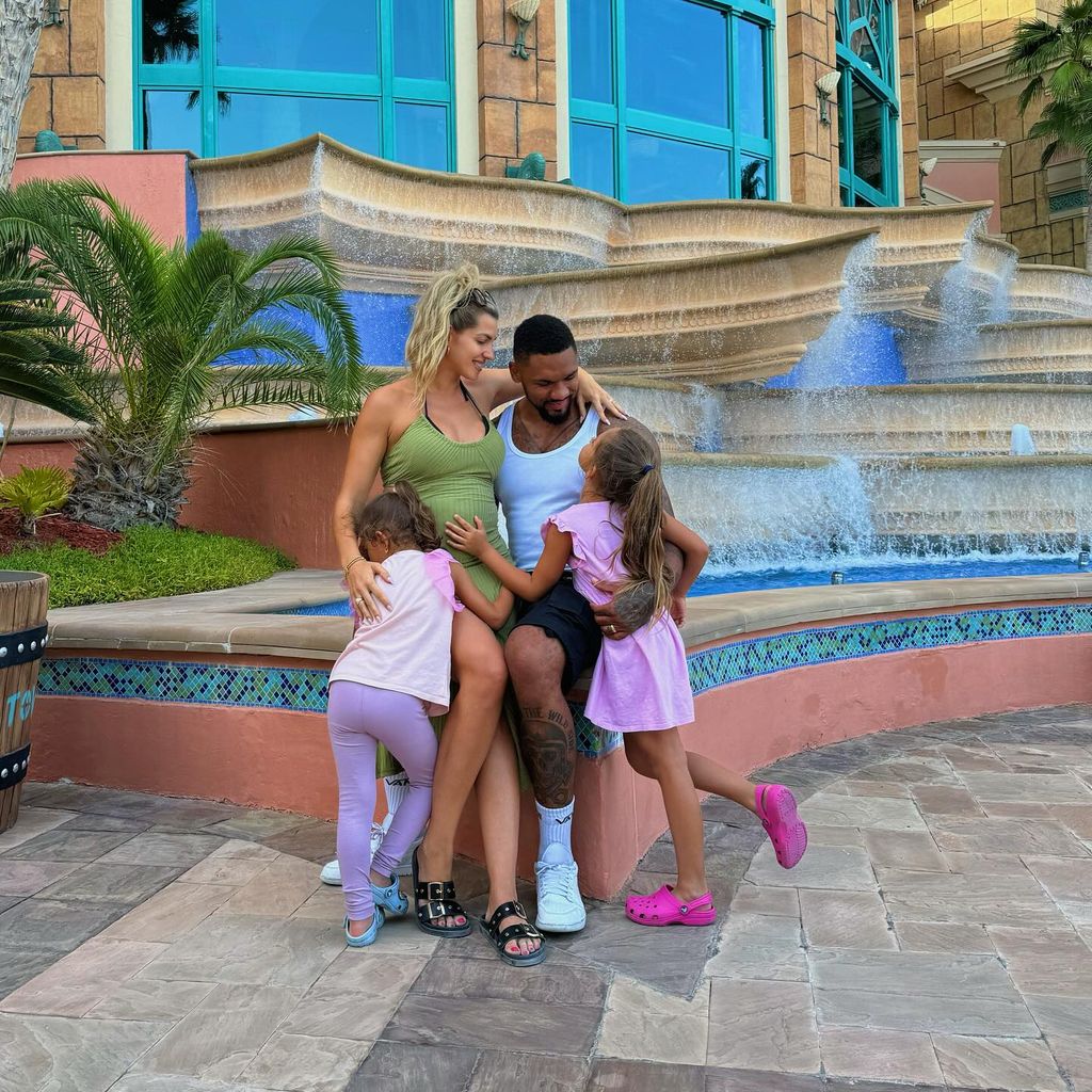 Sarah und Dominic Harrison mit ihren Kindern