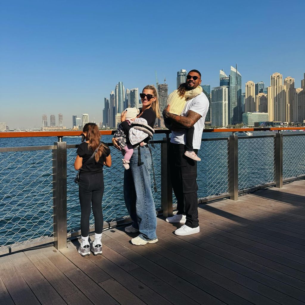 Sarah und Dominic Harrison mit ihren Kindern, Januar 2025