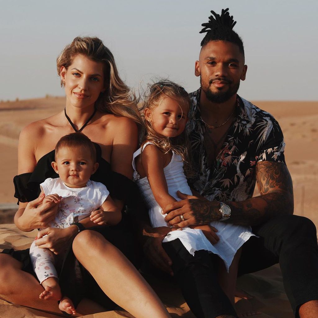Sarah und Dominic Harrison mit ihren Kindern Mia Rose und Kyla