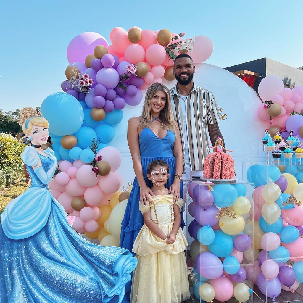 Sarah und Dominic Harrison mit ihrer Tochter Mia Rose