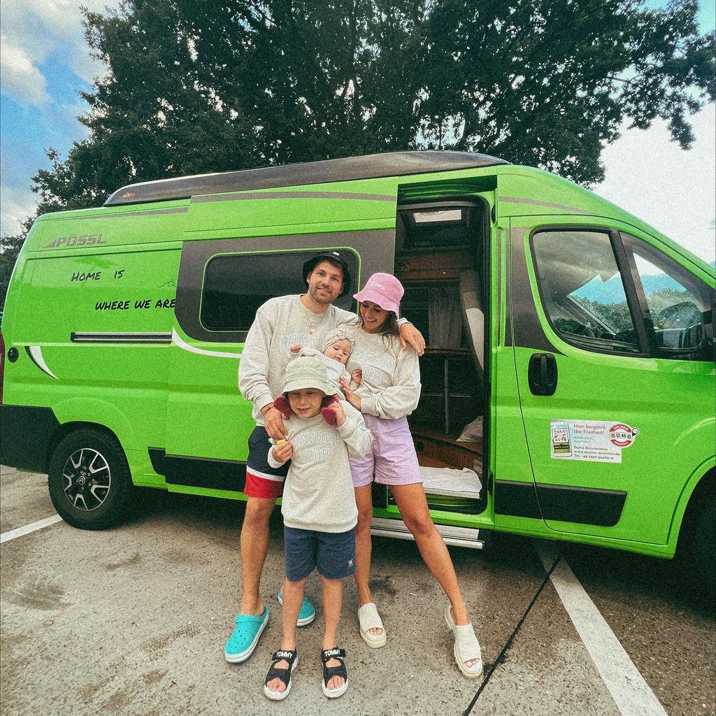 Sarah und Julian Engels mit Alessio und Solea, Juni 2022
