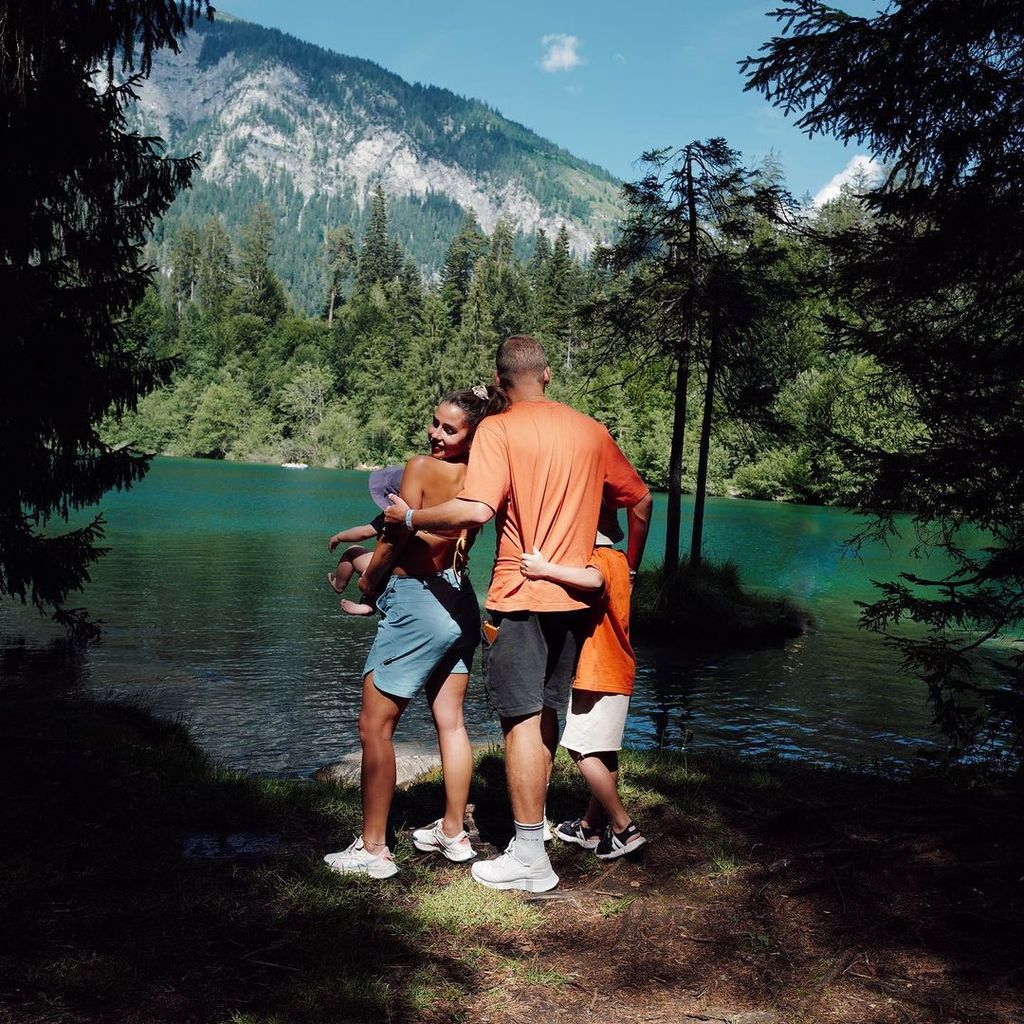 Sarah und Julian Engels mit den zwei Kindern