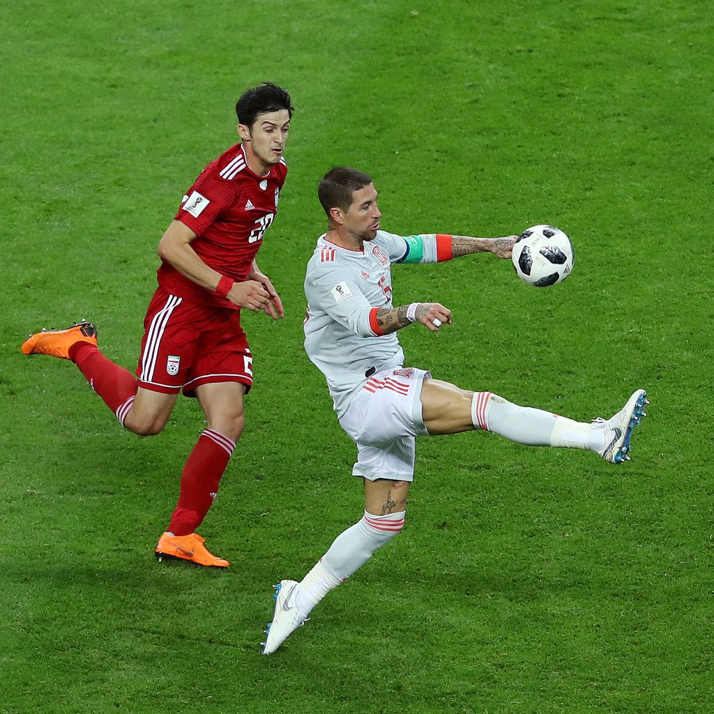 Sardar Azmoun und Sergio Ramos während des WM-Spiels zwischen dem Iran und Spanien