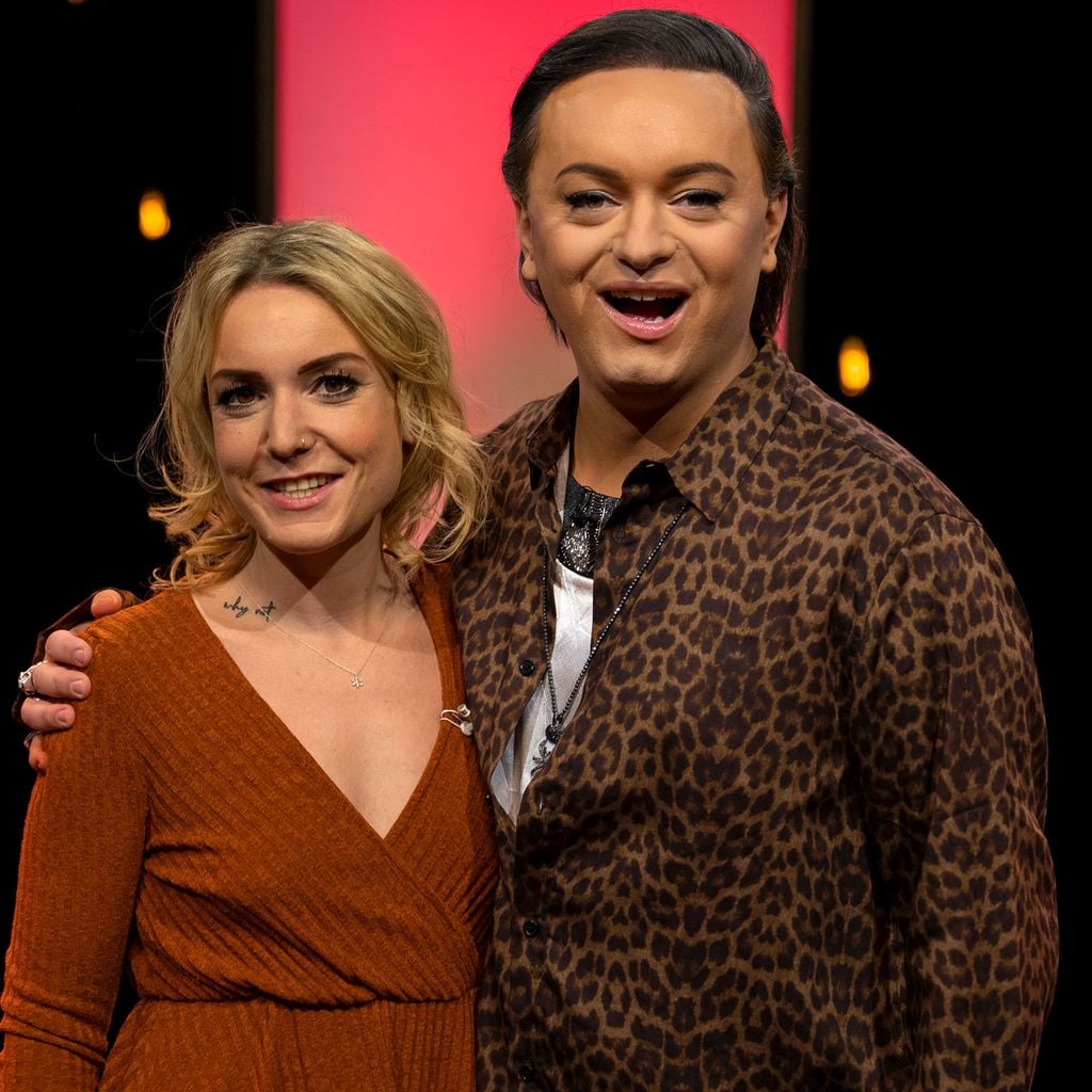 Moderator Julian Stöckel bei "Naked Attraction" mit Kandidatin Sarina