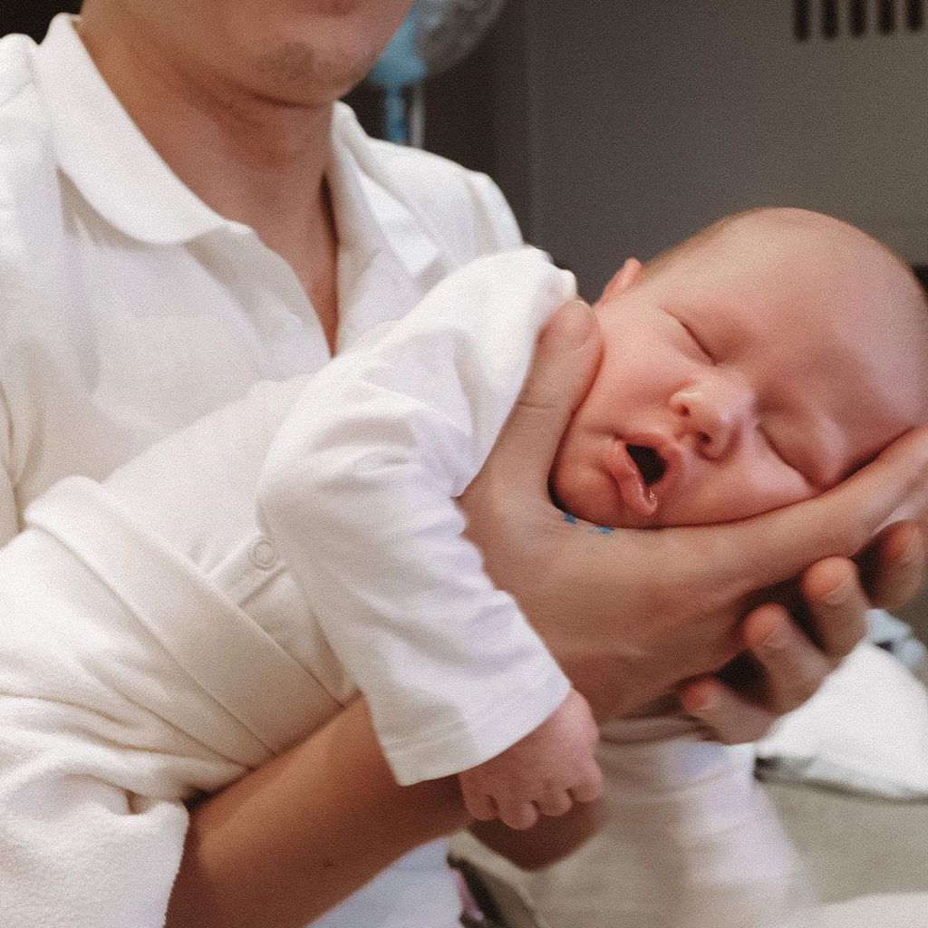 Sascha Koslowski mit Baby Leo auf dem Arm