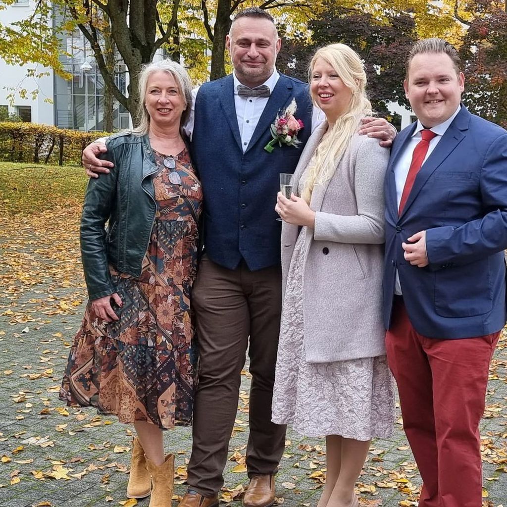 Sascha und Sara (Mitte) bei ihrer Hochzeit im Oktober 2021