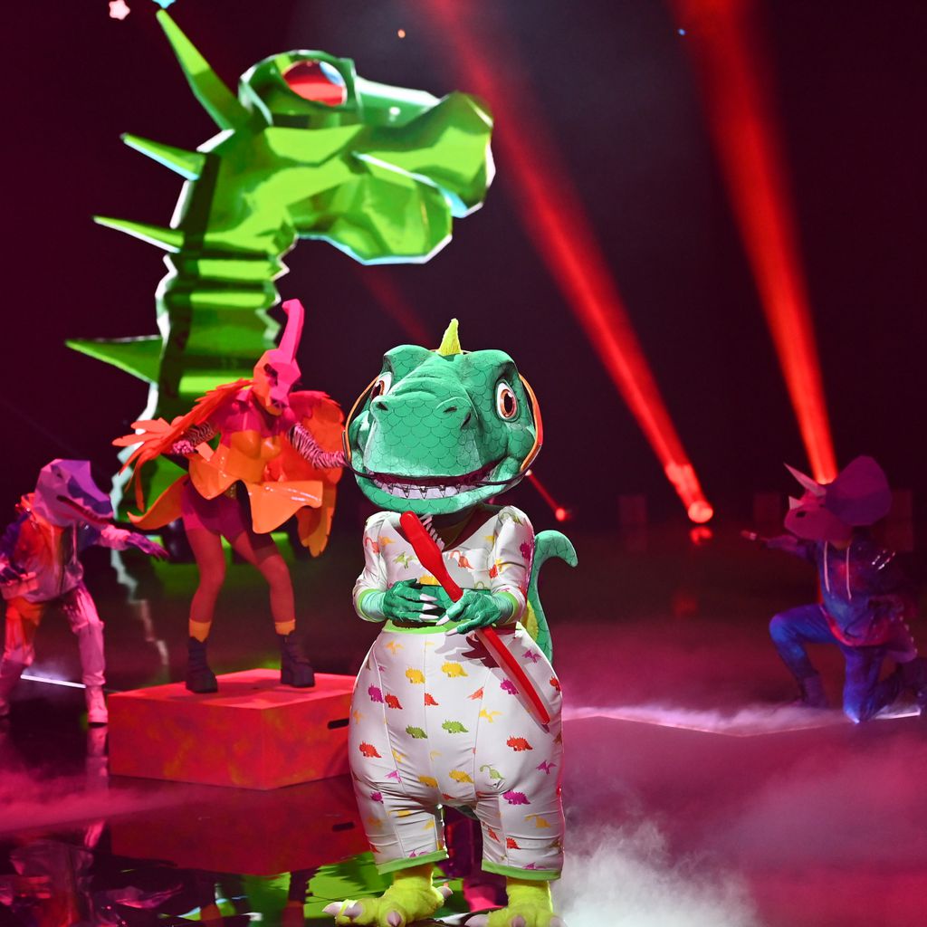 Sasha als der Dino bei "The Masked Singer"