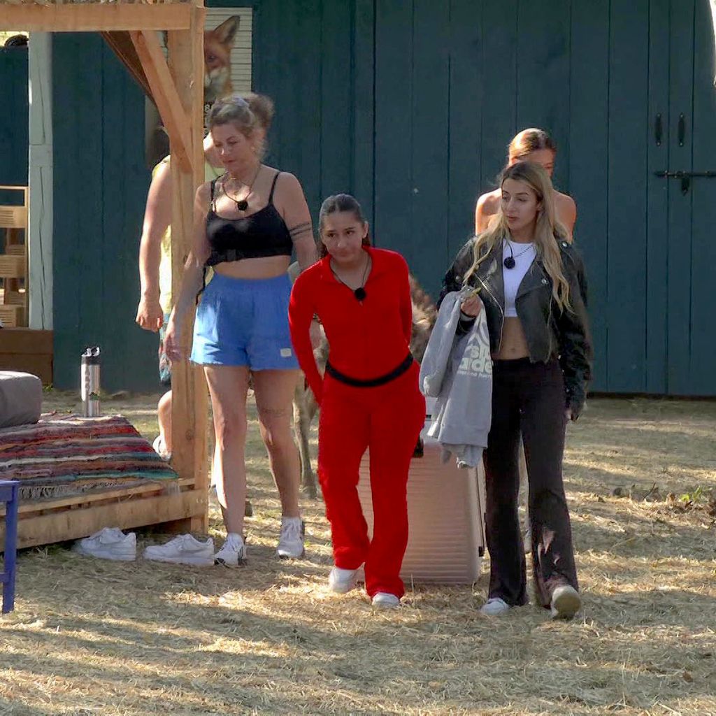 Saskia Beecks, Aurelia Lamprecht und Alessandra Riili und weitere Teilnehmer bei "Der Promihof"