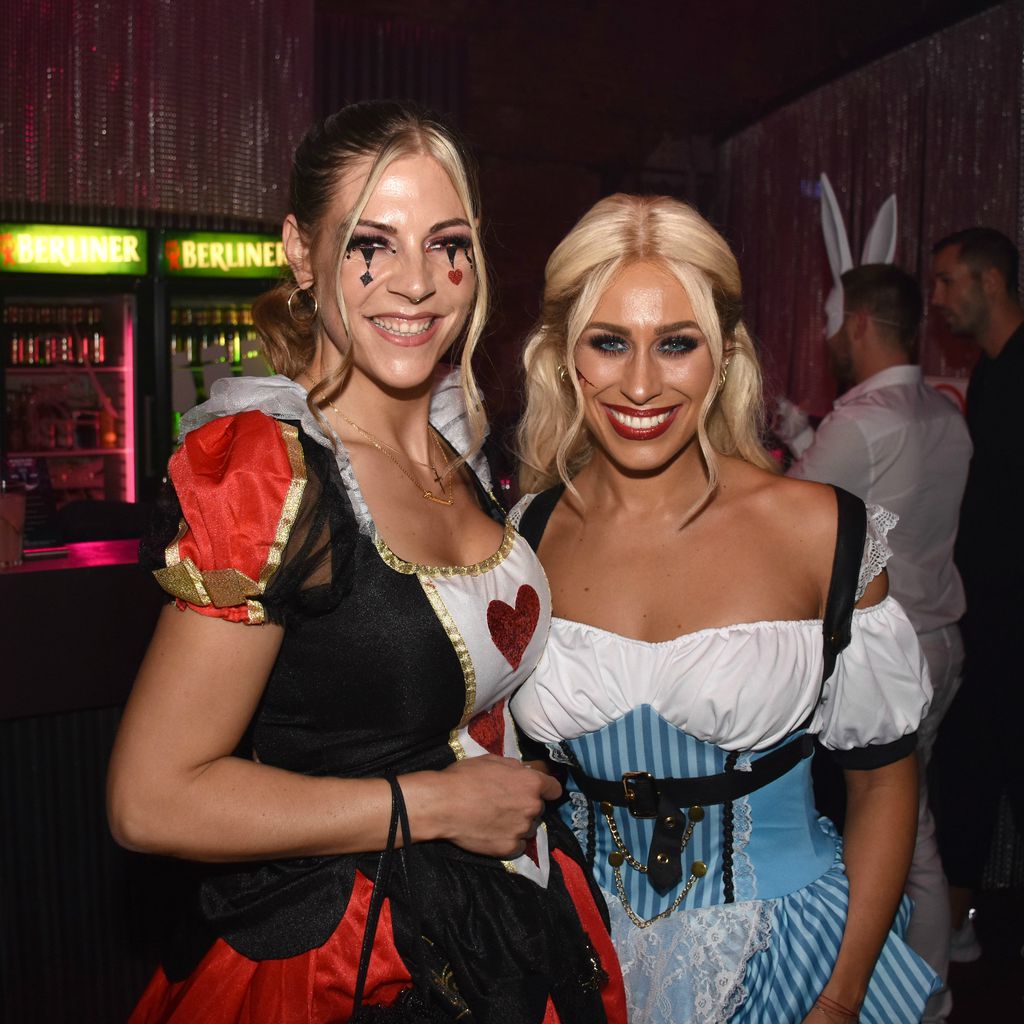 Saskia Beecks und Linda Teodosiu auf der NYX Halloween Party