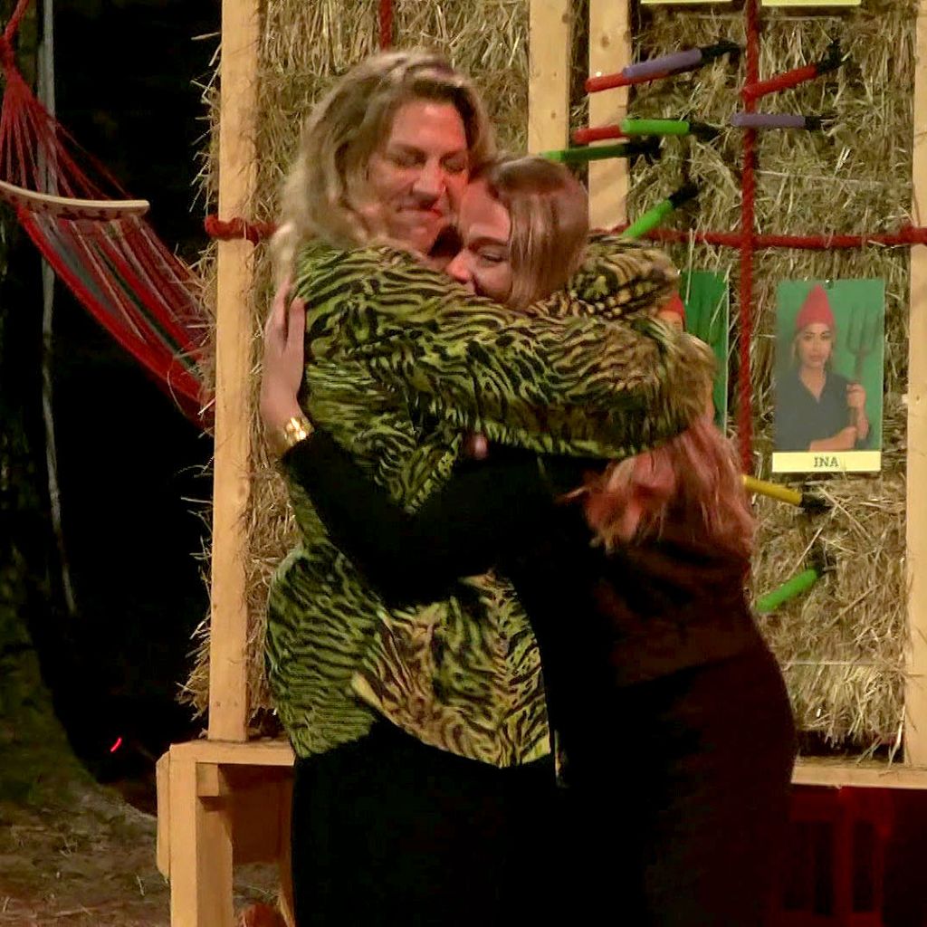 Saskia und Nina beim Ausmisten von "Der Promihof" 2025