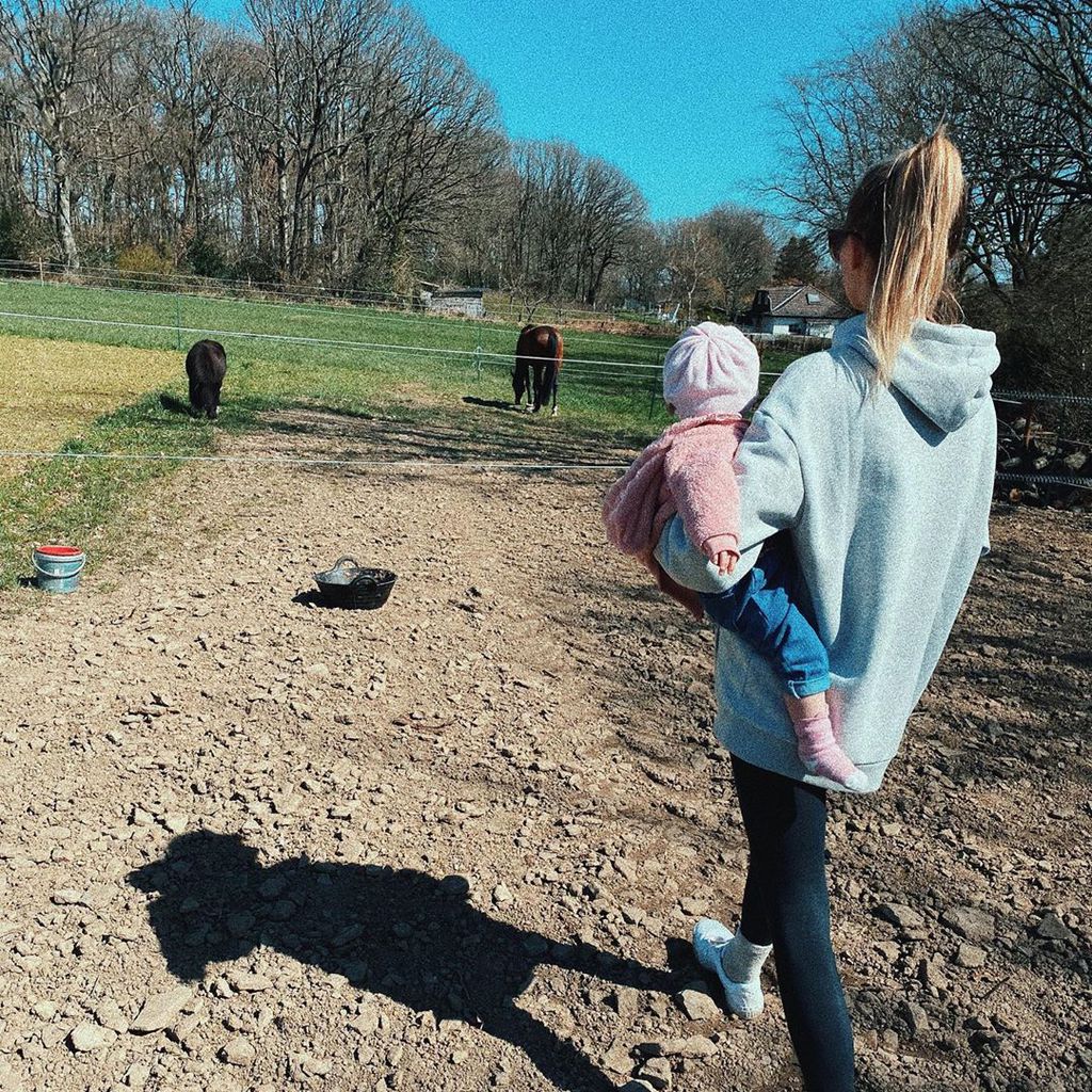Scarlett Gartmann mit ihrer Tochter, April 2020