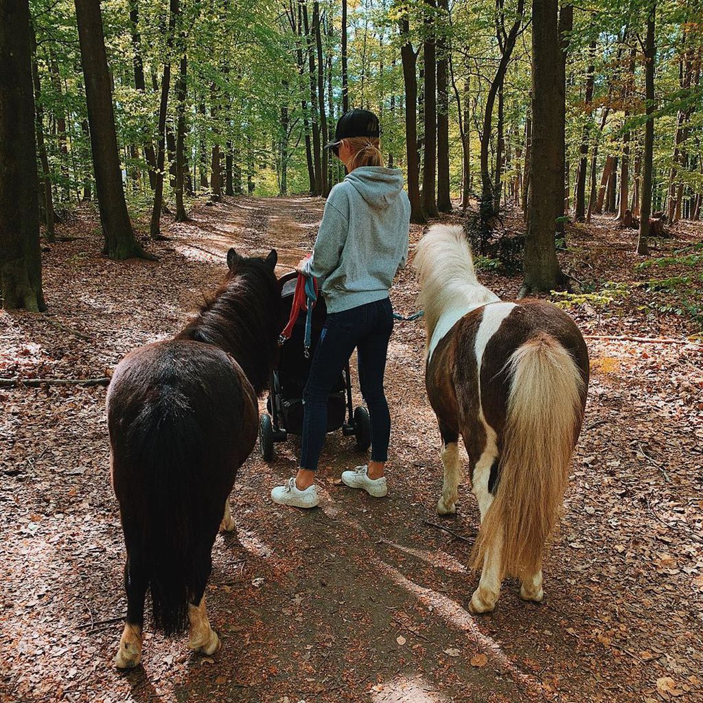 Scarlett Gartmann mit ihren Ponys