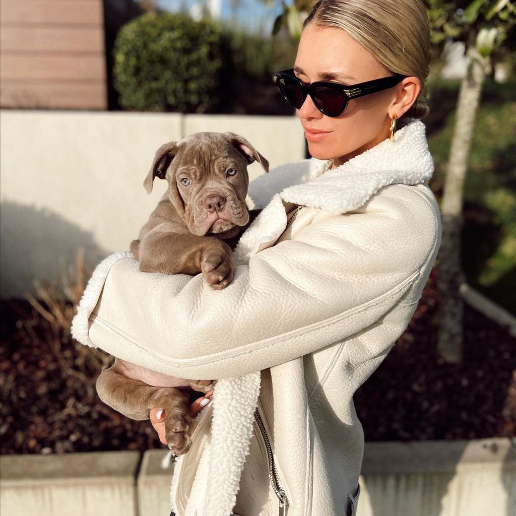 Scarlett Gartmann-Reus mit ihrem Welpen Simba