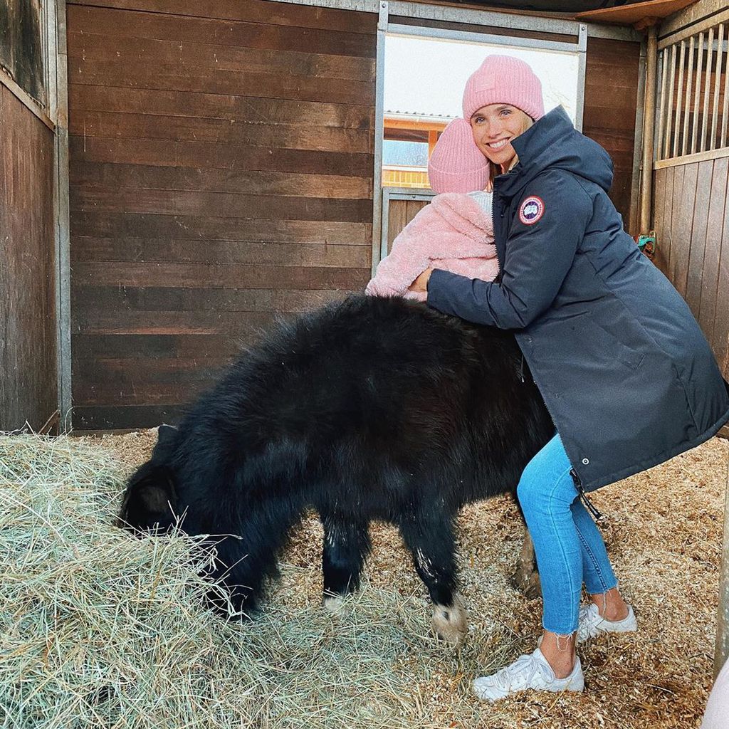 Scarlett Gartmann mit einem ihrer Ponys und ihrer Tochter