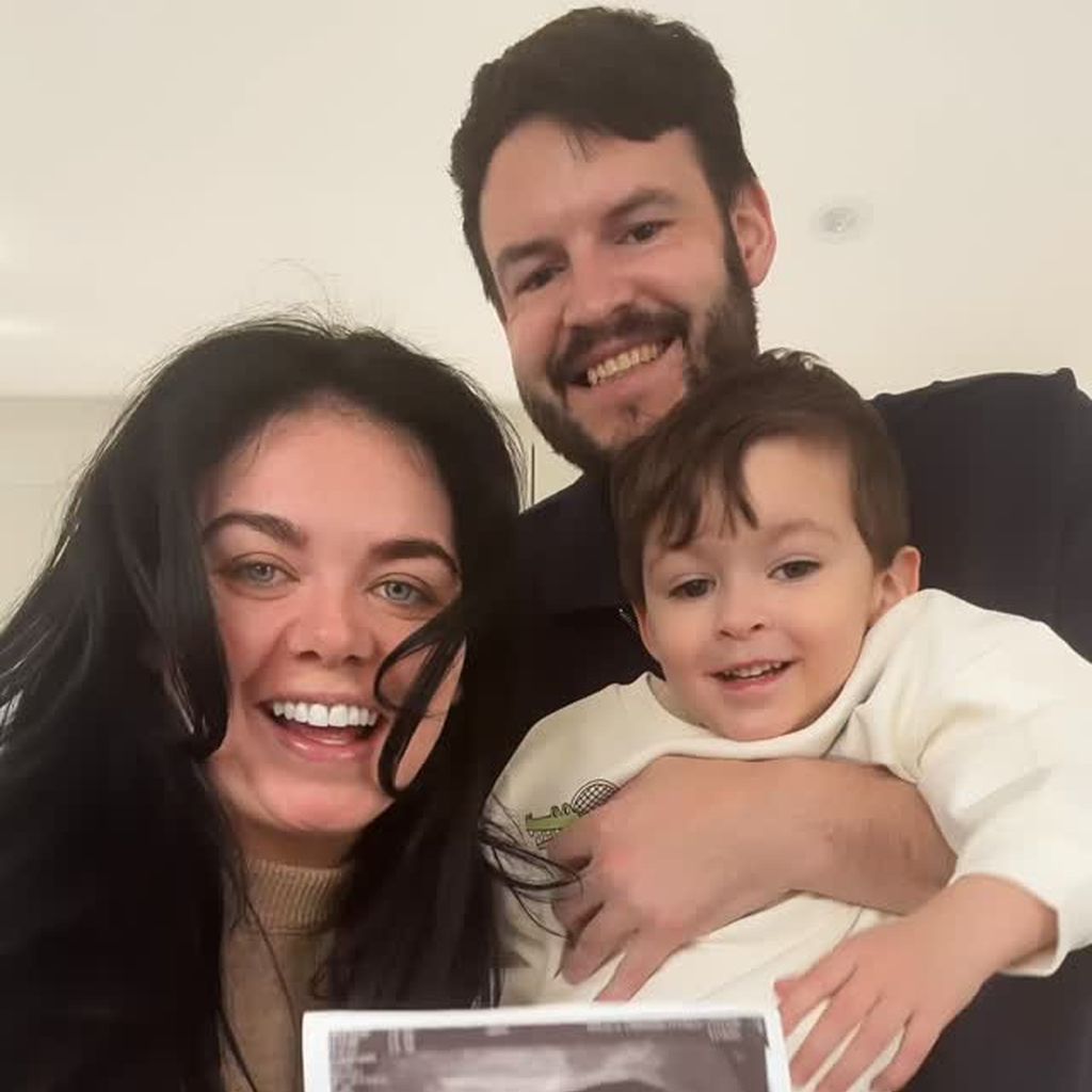 Scarlett Moffatt, Scott Dobinson und Sohn Jude verkünden ihre zweite Schwangerschaft im April 2026