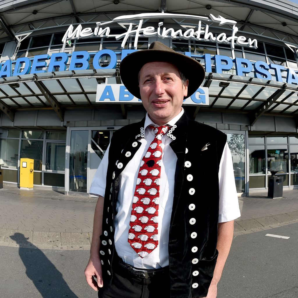 Schäfer Heinrich am Flughafen Paderborn-Lippstadt vor einem Trip nach Mallorca