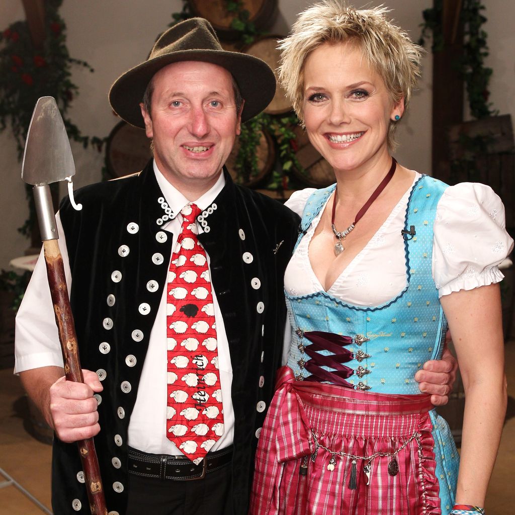 Schäfer Heinrich und Inka Bause posieren beim Scheunenfest zur 8. Staffel "Bauer sucht Frau"