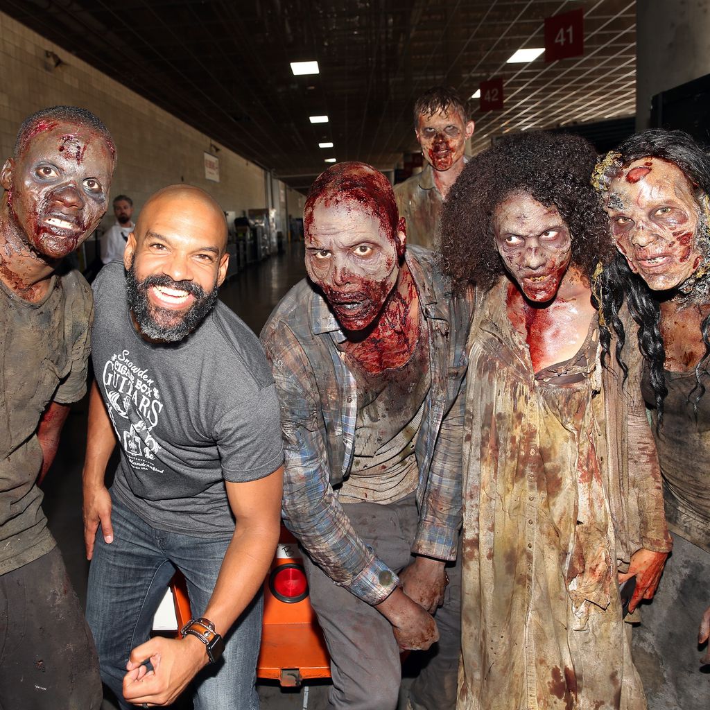 Schauspieler Khary Payton mit Zombies bei der San Diego Comic Con 2017