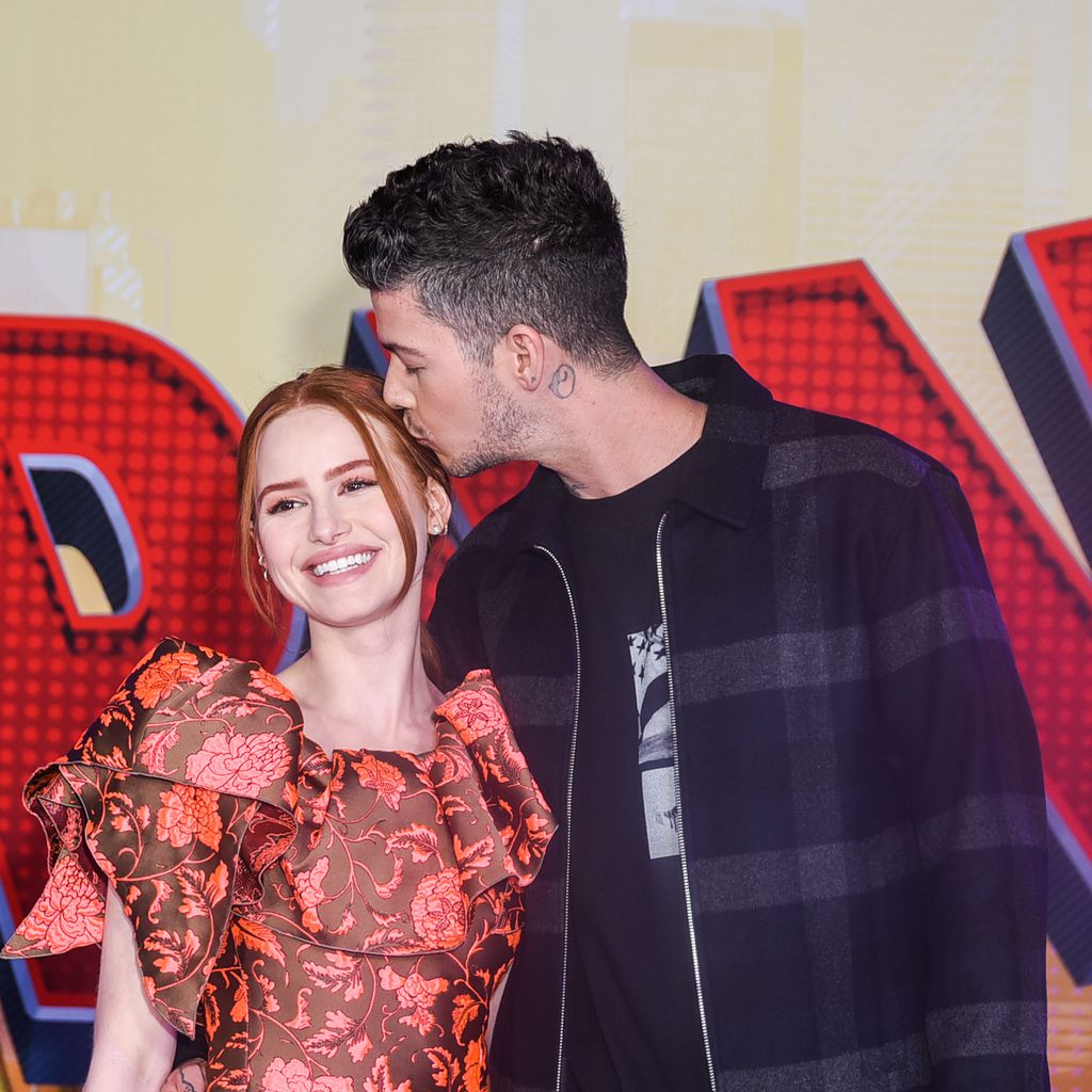 Schauspielerin Madelaine Petsch und Travis Mills im Dezember 2018