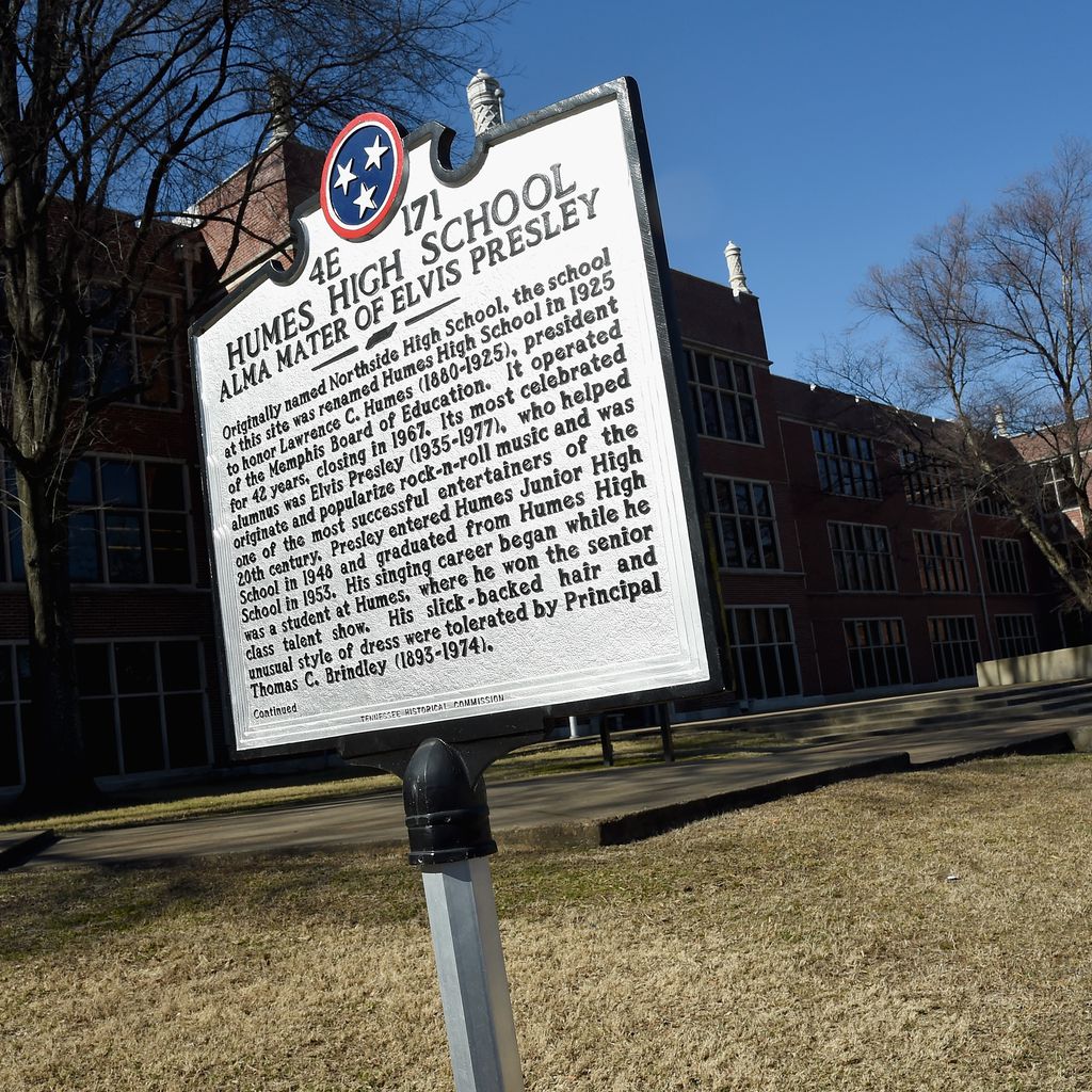 Schild von Elvis Presleys Schule