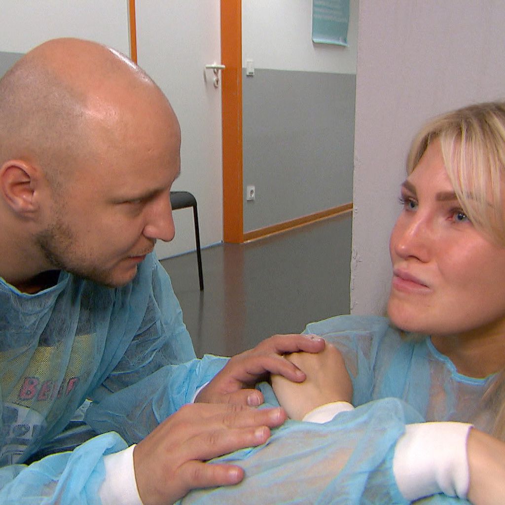 Schmidti (Marcel Maurice Neue) und Jade (Laura Vetter) im Krankenhaus