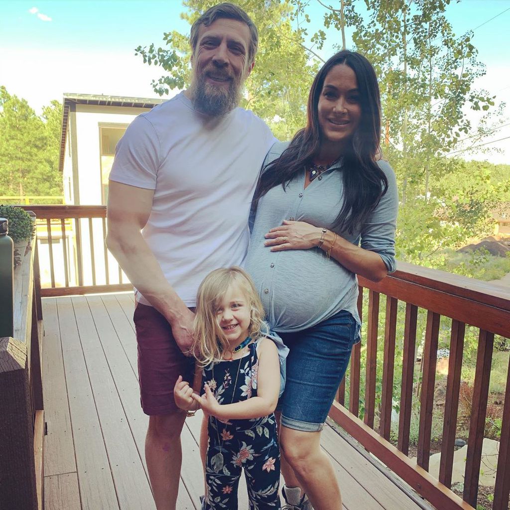 Schwangere Brie Bella mit Ehemann Daniel und Töchterchen Birdie, Juni 2020