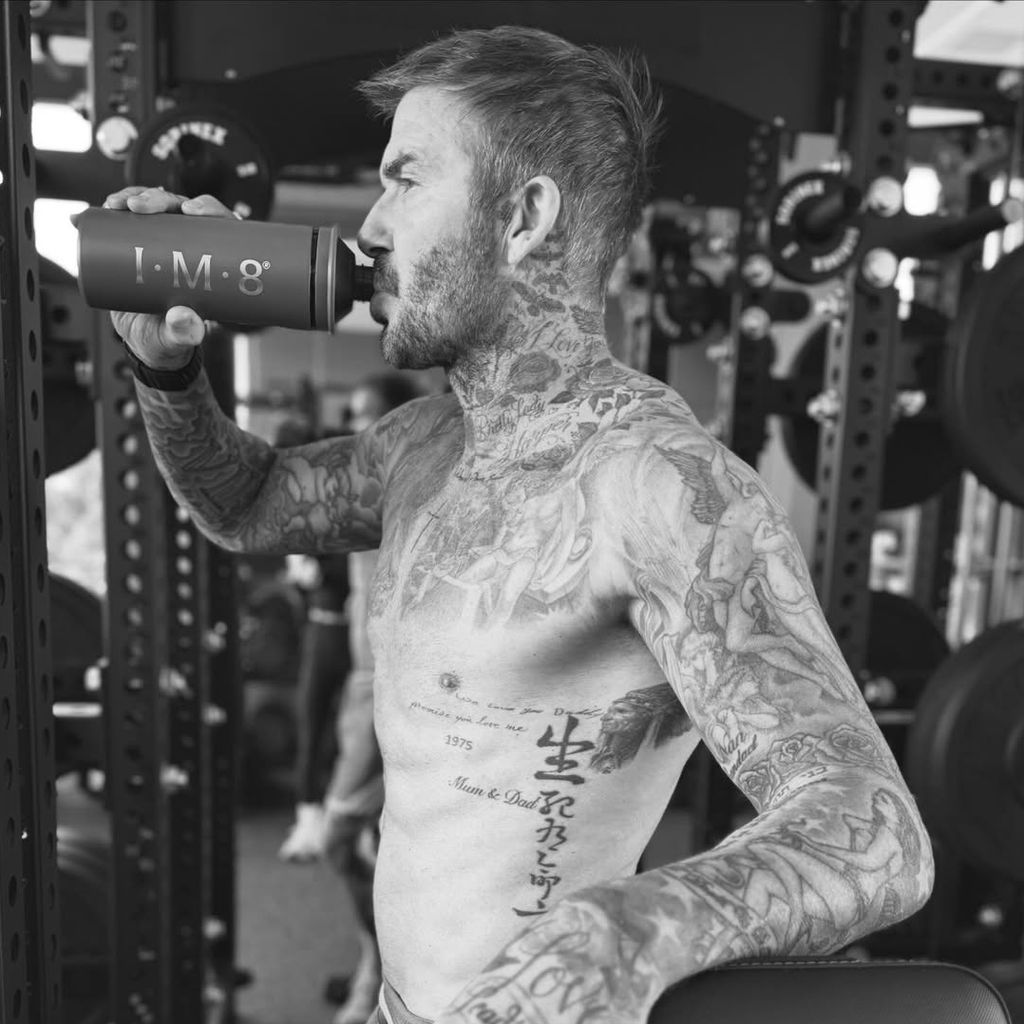 Schwarz-weiß-Foto von David Beckham beim Home-Training