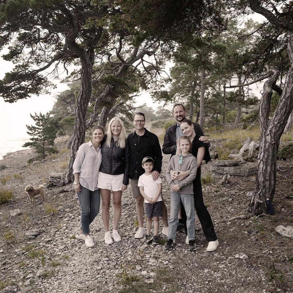 Victoria und Daniel von Schweden, Mette-Marit und Haakon von Norwegen mit ihren Kindern, 2021