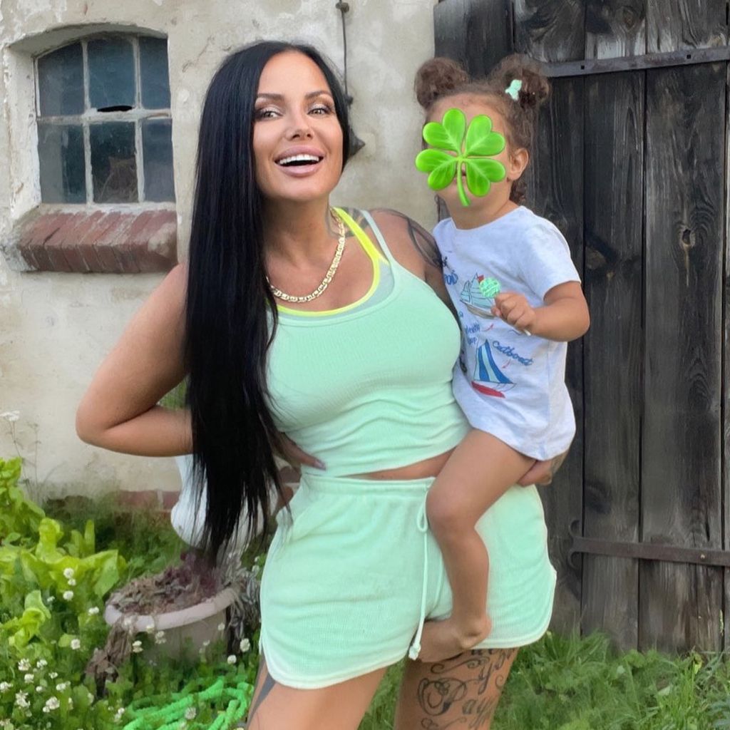 Schwesta Ewa mit Töchterchen Aaliyah