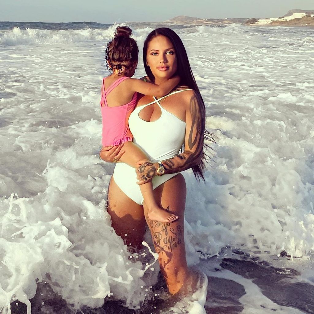 Schwesta Ewa posiert mit Aaliyah