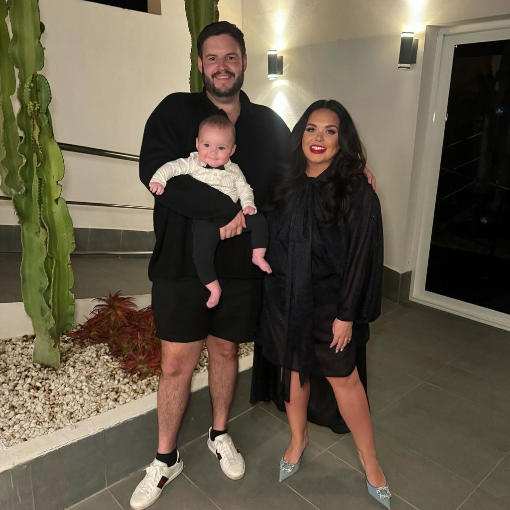 Scott Dobinson und Scarlett Moffatt mit ihrem Sohn Jude
