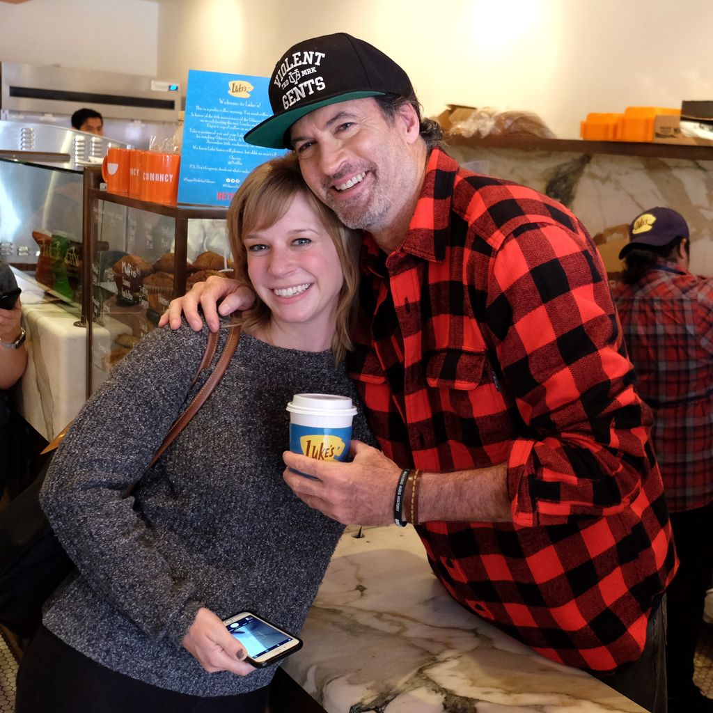 Scott Patterson mit einem Fan in Beverly Hills