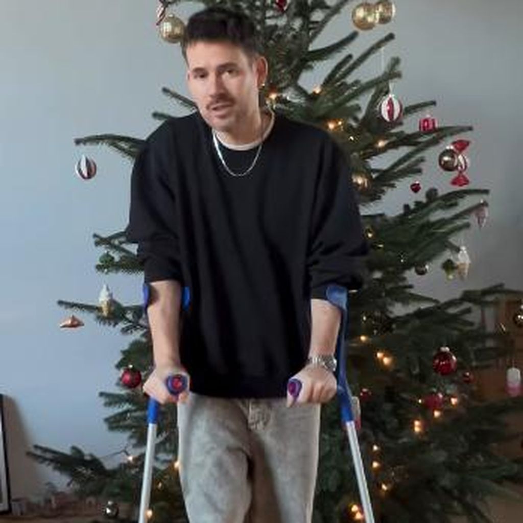 Johannes Strate mit Krücken, Dezember 2025