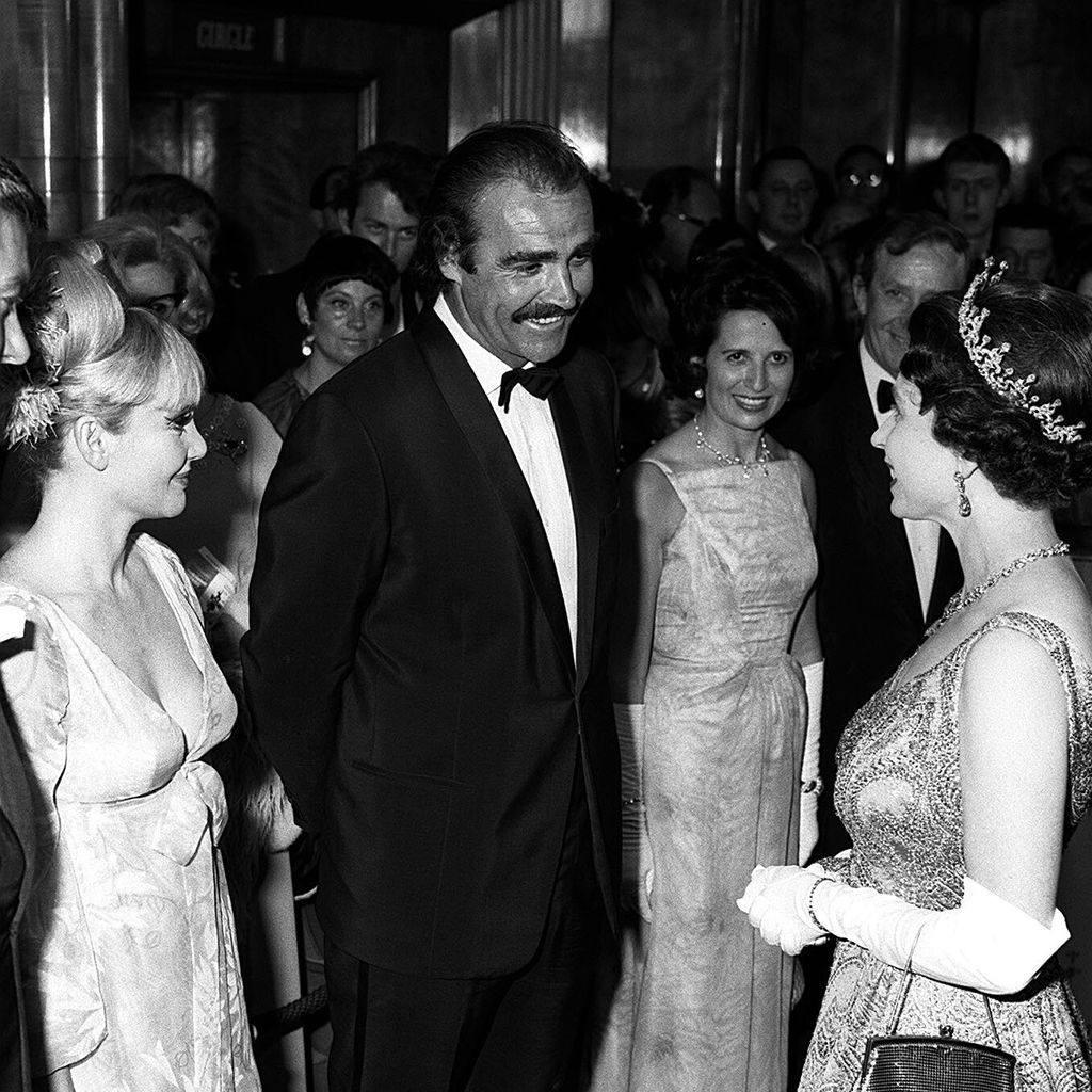 Sean Connery und Queen Elizabeth II. im Jahr 1967