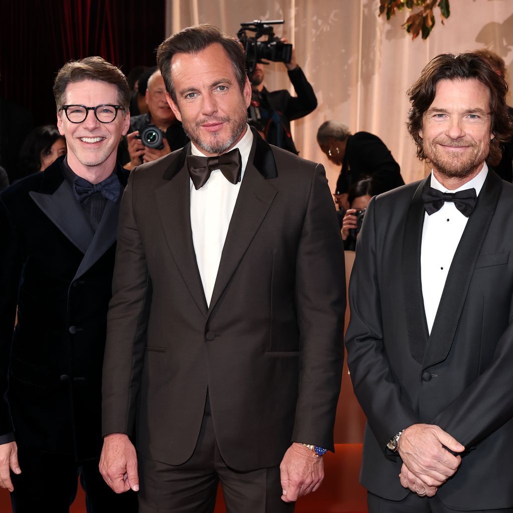 Bei den Golden Globes 2026 im Beverly Hilton: Sean Hayes, Will Arnett und Jason Bateman