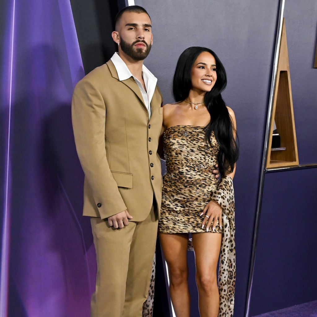 Sebastian Lletget und Becky G bei den American Music Awards 2025 im Fontainebleau Las Vegas