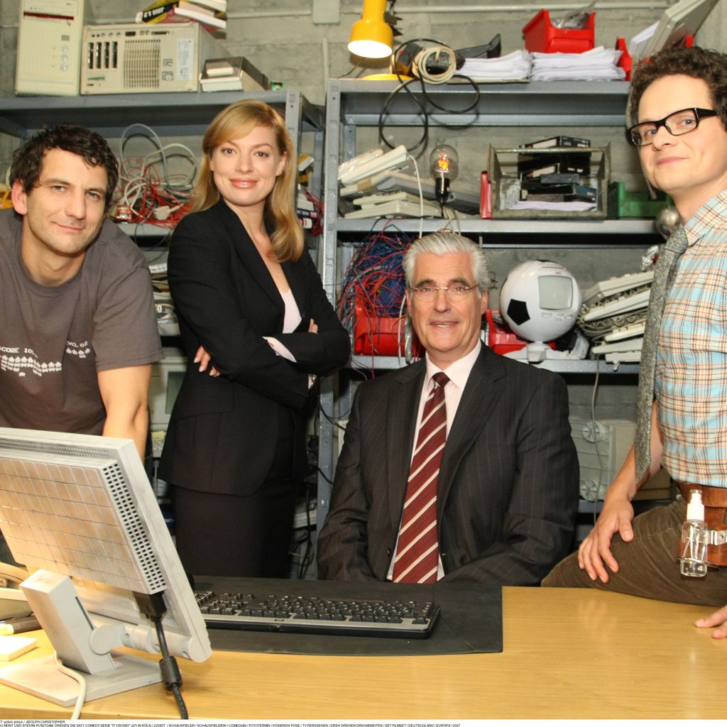 Sebastian Münster mit Schauspielkollegen am Set der Sat1-Comedy-Serie "It Crowd"