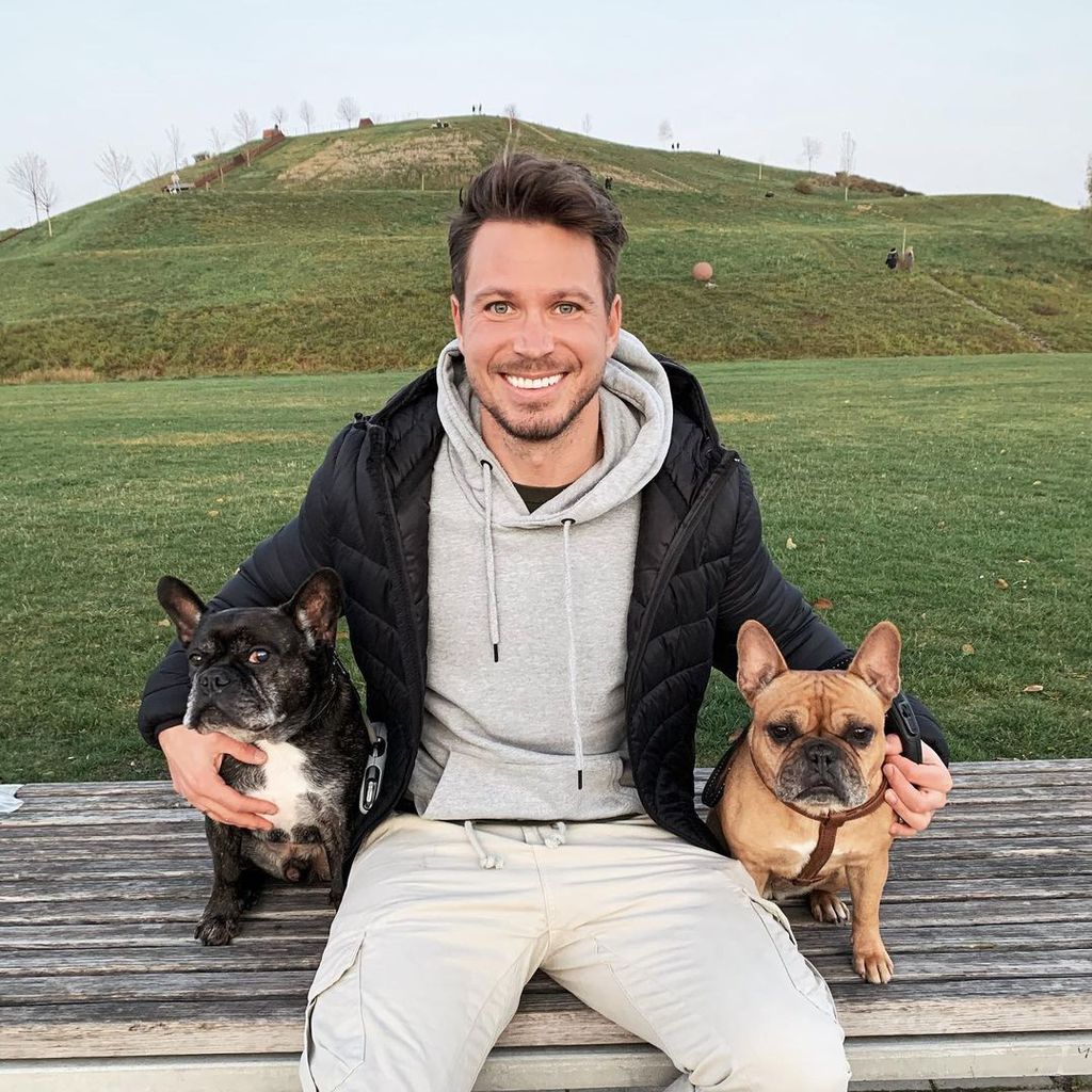 Sebastian Pannek mit seinen Hunden Louis und Lotti