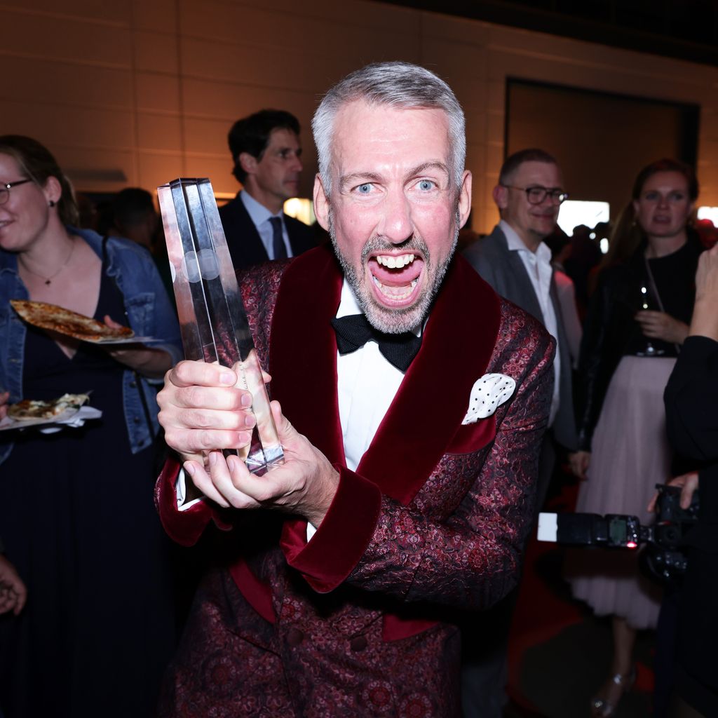 Sebastian Pufpaff mit seinem Deutschen Fernsehpreis