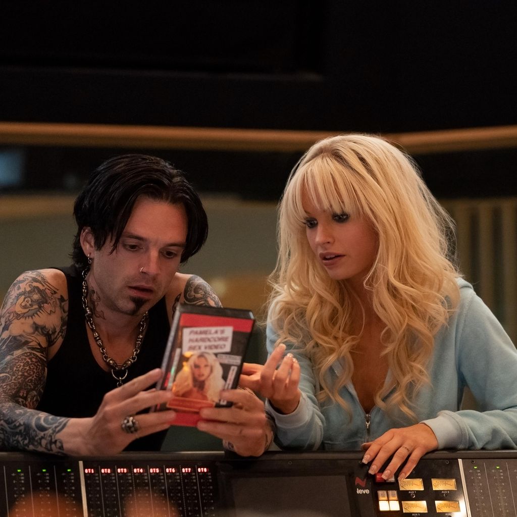 Sebastian Stan und Lily James als Tommy Lee und Pamela Anderson in "Pam & Tommy"