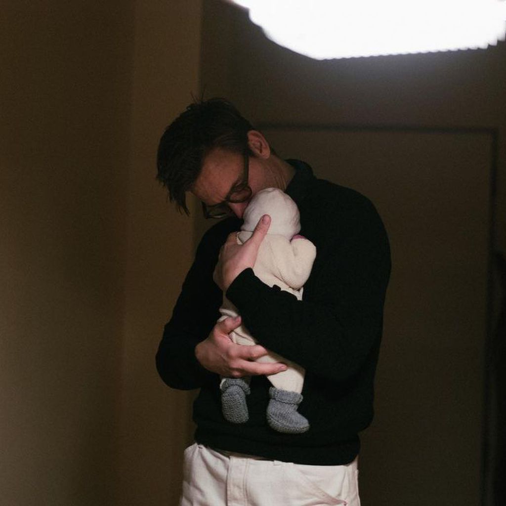 Sebastian Tigges mit seiner Tochter im Arm