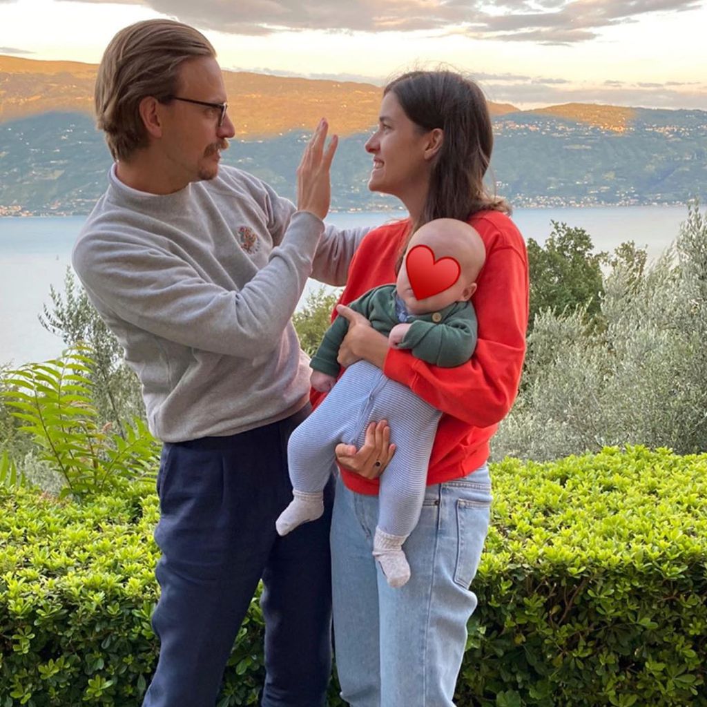 Sebastian Tigges und Marie Nasemann mit ihrem Kind