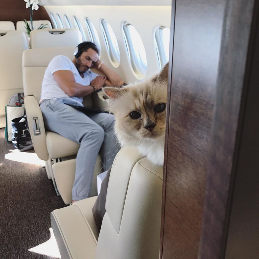 Sébastien Jondeau und Choupette Lagerfeld im Februar 2020