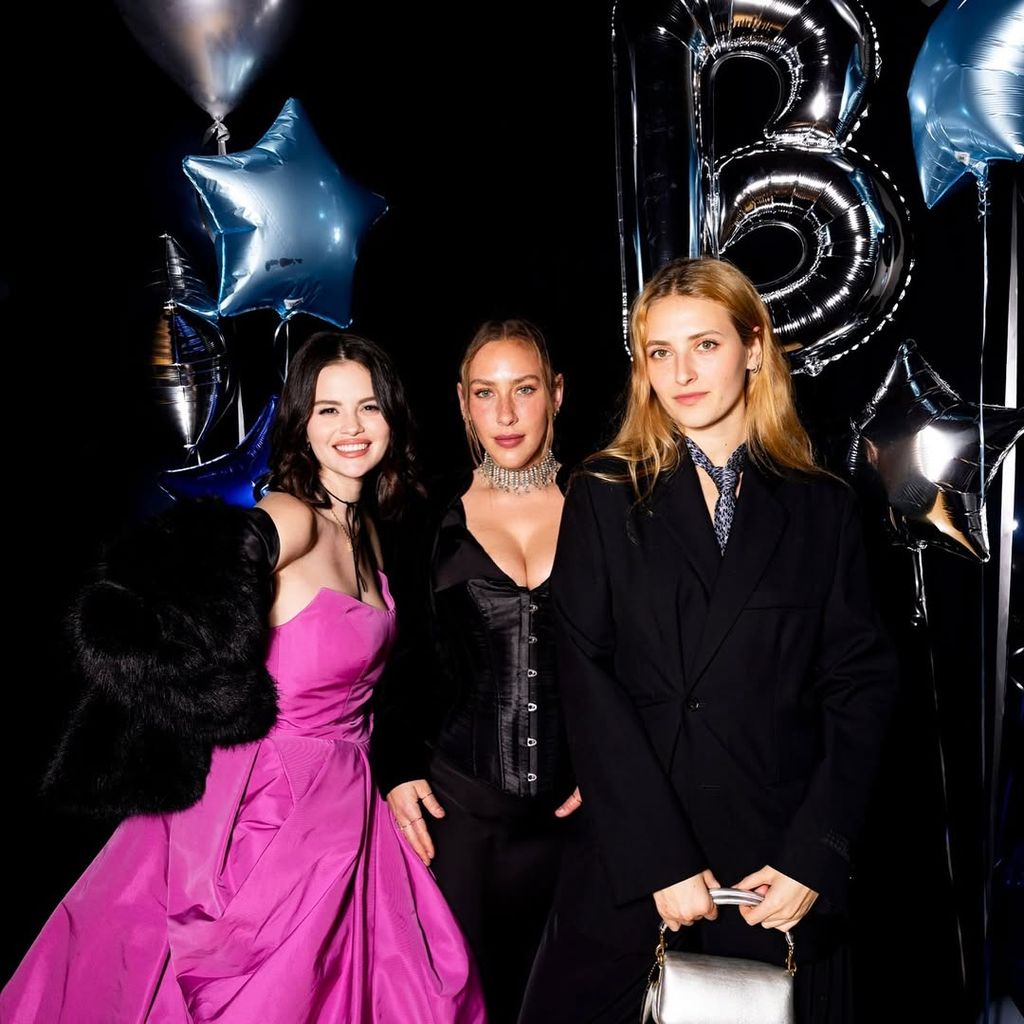 Selena Gomez mit Theresa Marie Mingus und Anna Collins im März 2025