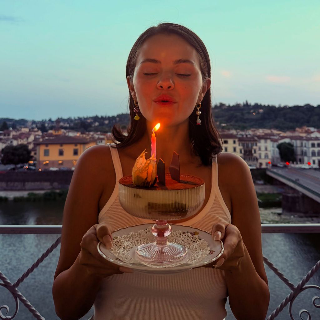 Selena Gomez feiert ihren 34. Geburtstag in Bologna, Italien.