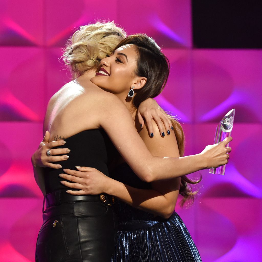 Selena Gomez und Francia Raisa den Billboard Women In Music Awards 2017
